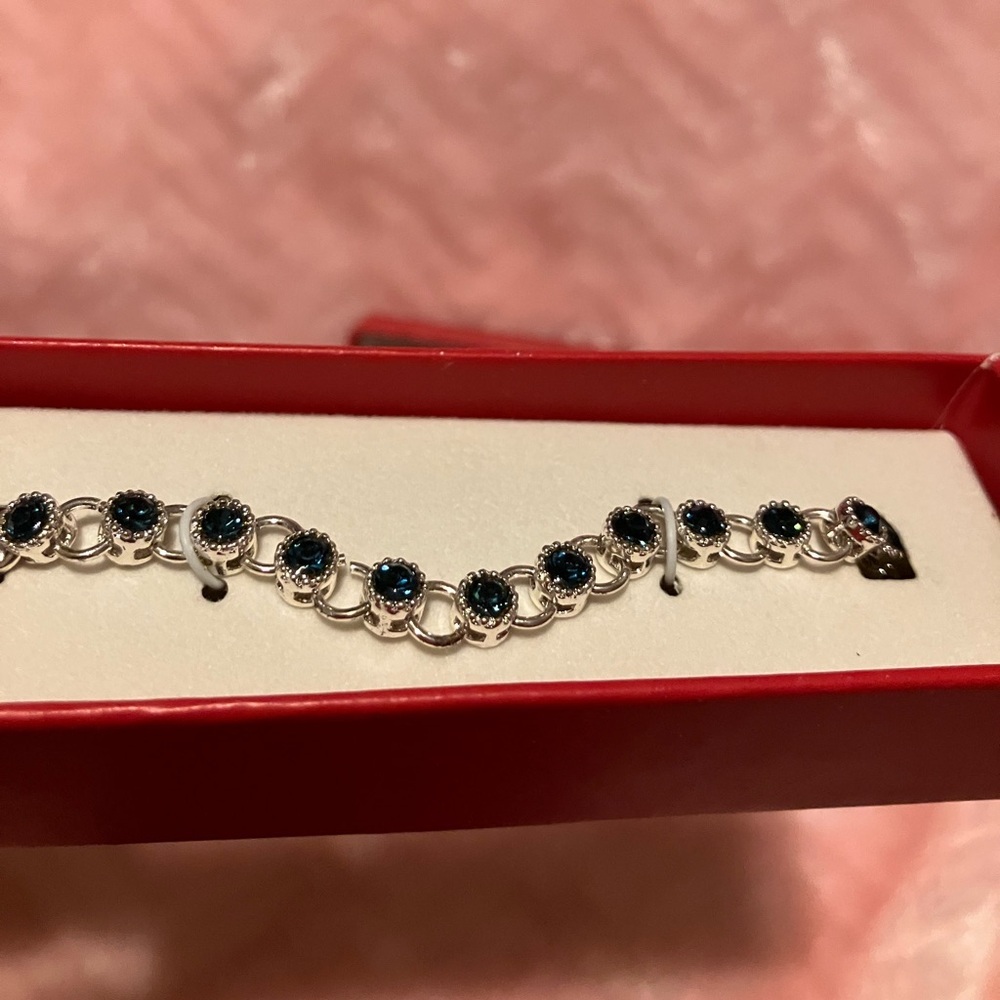 Avon tennis bracelet - Picture 6 of 8